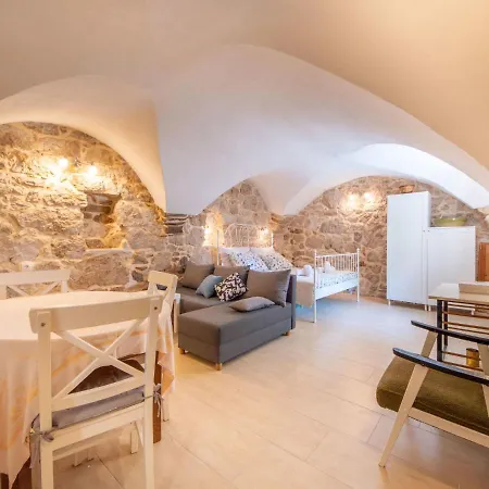 Сasa de vacaciones Dvor By Interhome
